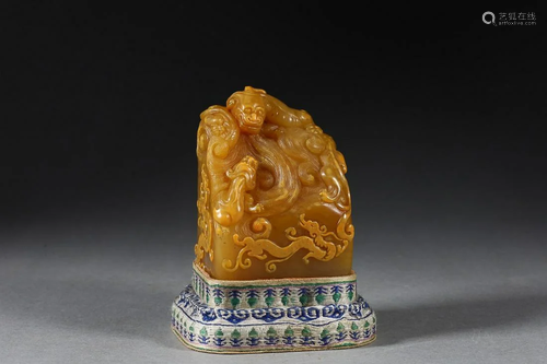 CHINESE TIANHUANG STONE SEAL WITH CARVED 'CHI-DRAGON'