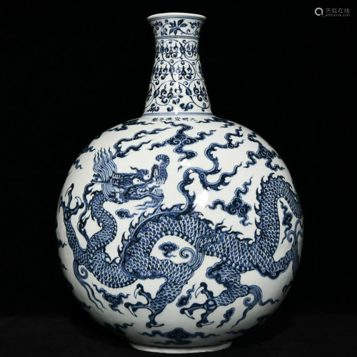 CHINESE BLUE-AND-WHITE VASE DEPICTING 'DRAGON', 'MING XUANDE...