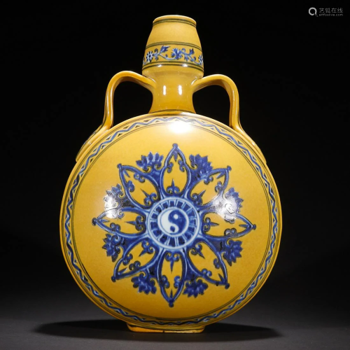 CHINESE YELLOW-GROUND BLUE-AND-WHITE MOON FLASK VASE DEPICTI...