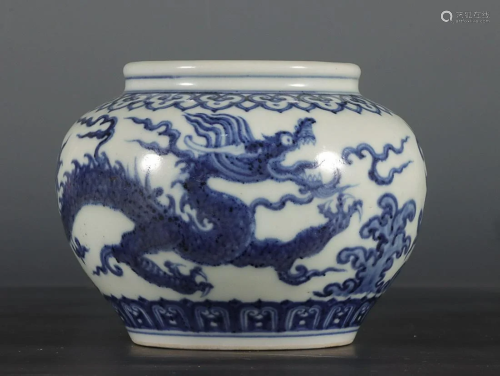 CHINESE BLUE-AND-WHITE JAR DEPICTING 'DRAGON'