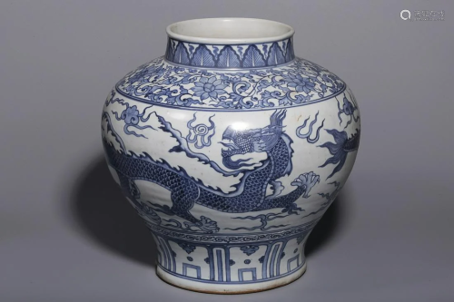 CHINESE BLUE-AND-WHITE JAR DEPICTING 'DRAGON'