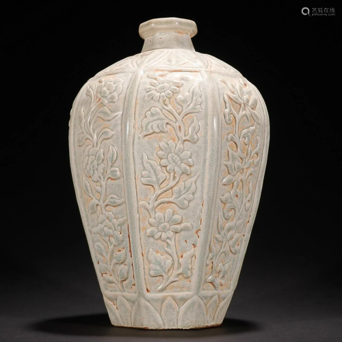 CHINESE DING-WARE VASE DEPICTING 'FLORAL'