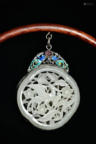 CHINESE HETIAN JADE-EMBELLISHED BLUE ENAMEL SILVER PENDANT