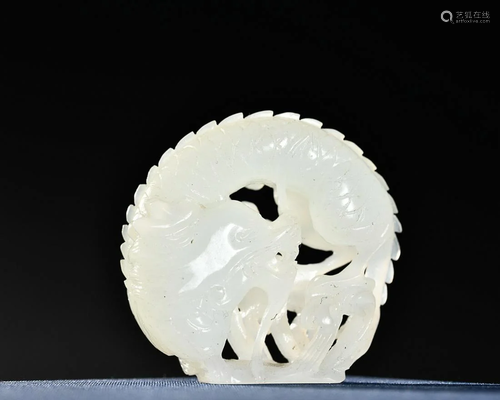 CHINESE HETIAN JADE ORNAMENT WITH CARVED 'DRAGON'