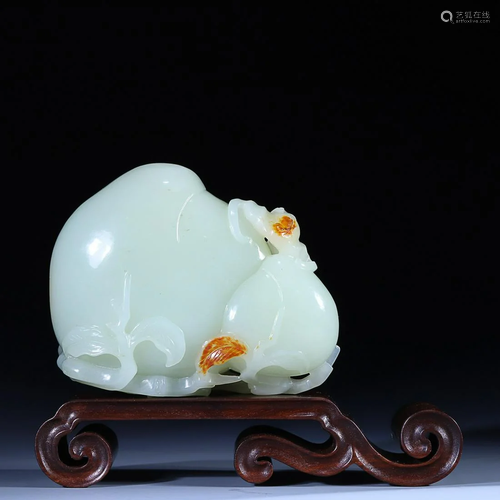 CHINESE HETIAN JADE PEACH WITH CARVED 'BAT'