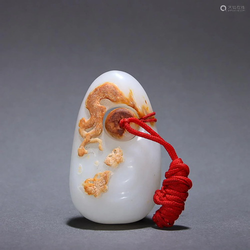 CHINESE HETIAN WHITE JADE PENDANT WITH CARVED 'BUTTERFLY AND...