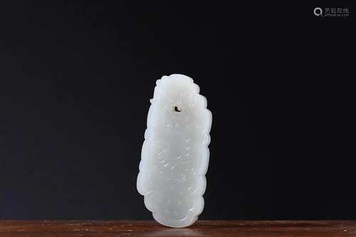 CHINESE HETIAN WHITE JADE PENDANT WITH CARVED 'CHI-DRAGON'