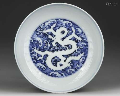 A CHINESE BLUE AND WHITE DRAGON DISH, QING DYNASTY (1644-191...