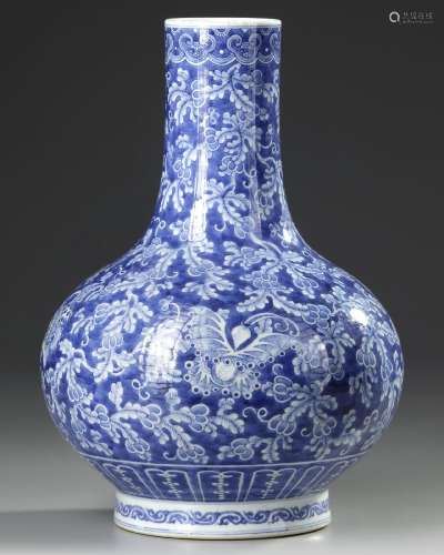 A CHINESE BLUE AND WHITE BOTTLE VASE, 19TH/20TH CENTURY