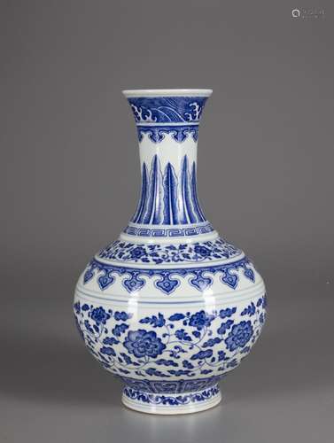 A CHINESE BLUE AND WHITE BOTTLE VASE, 19TH-20TH CENTURY