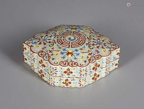 A TURQUOISE-GROUND FAMILLE ROSE SHAPED BOX AND COVER, 19TH-2...