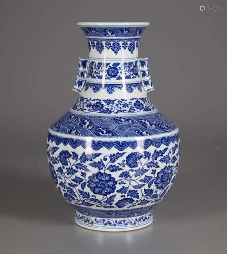 A CHINESE BLUE AND WHITE HU VASE, 19TH-20TH CENTURY