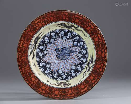 A ENAMELLED CHINESE BLUE AND WHITE DISH,