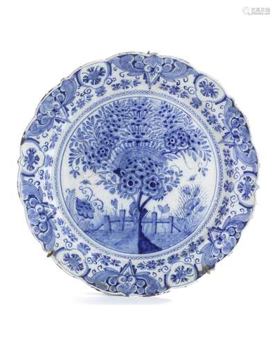 A BLUE AND WHITE DELFT 'TEA TREE' CHARGER, 18TH CENTURY