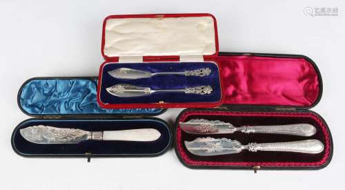 A pair of Edwardian silver butter knives, each with pierced ...