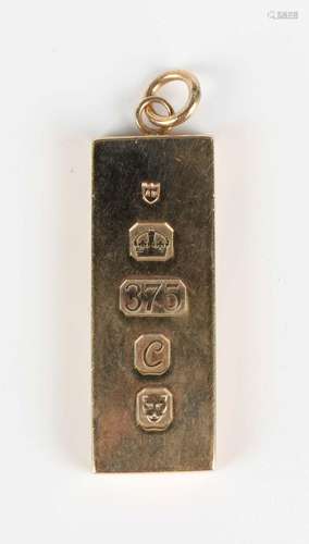 A 9ct gold ingot shaped pendant, London 1977, weight 34.1g, ...