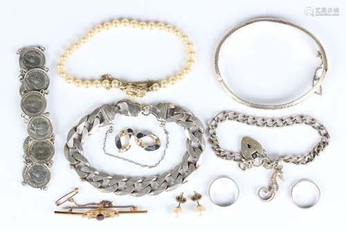 A small group of jewellery, including a 9ct white gold weddi...