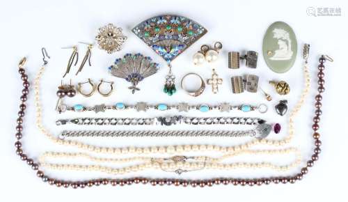 A small group of jewellery, including a silver gilt filigree...