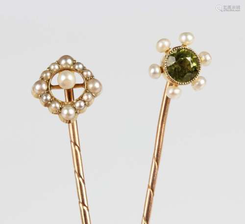 A gold, peridot and seed pearl stickpin, the finial collet s...