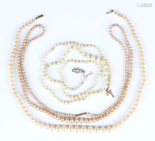 A single row necklace of graduated imitation pearls on a dia...