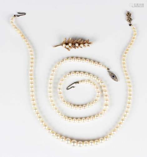 A single row necklace of graduated cultured pearls on a 9ct ...