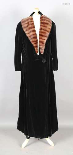 An early 20th century black velvet evening cloak by Dickens ...