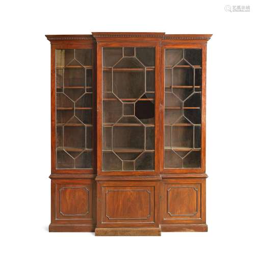 【TP】A GEORGE III MAHOGANY BREAKFRONT LIBRARY BOOKCASE