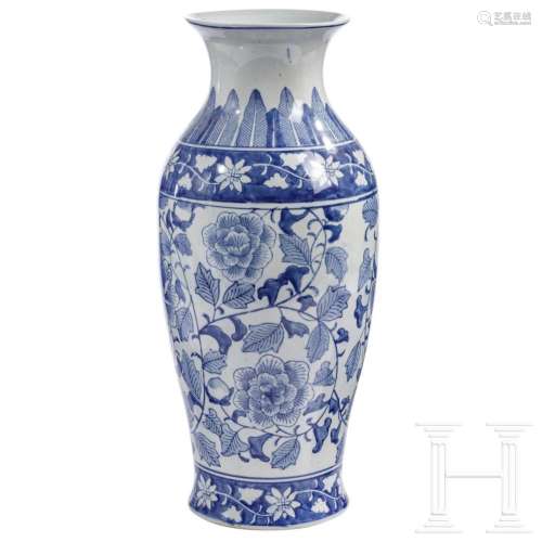 A large Chinese vase with blue and white decoration, 19th - ...