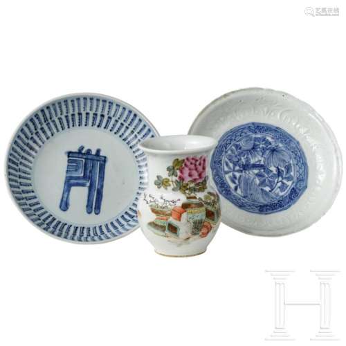 Two blue and white dishes and a famille rose vase, 19th - 20...