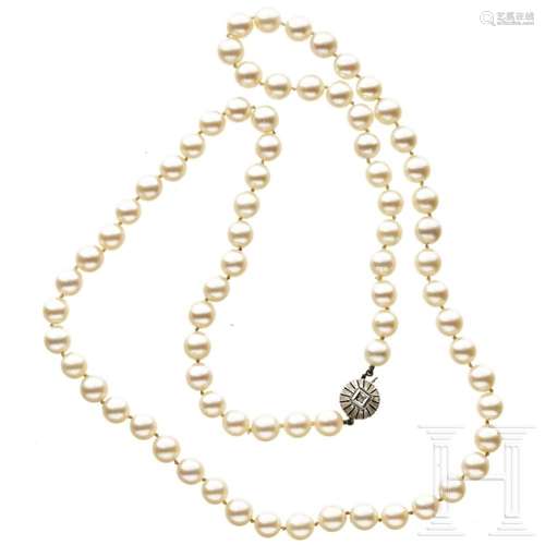 A pearl necklace with gold and brilliant clasp