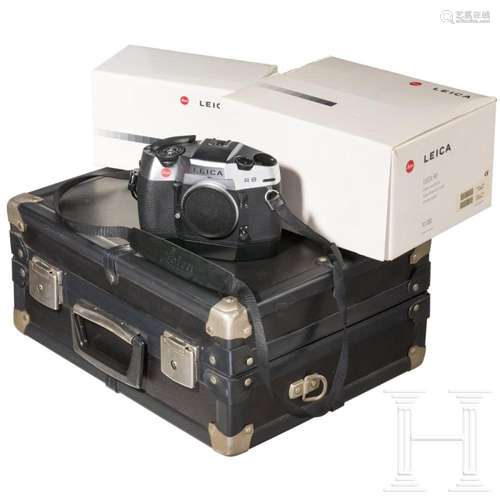 Body Leica R8, with flash Leica SF 20, Leica leather carryin...