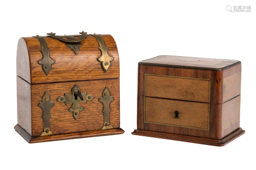 PAIR OF BOXES WITH SPIRIT BOTTLES