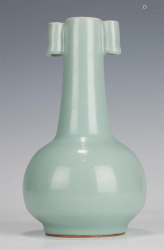 Chinese Qing Green-Glazed Bottle Vase