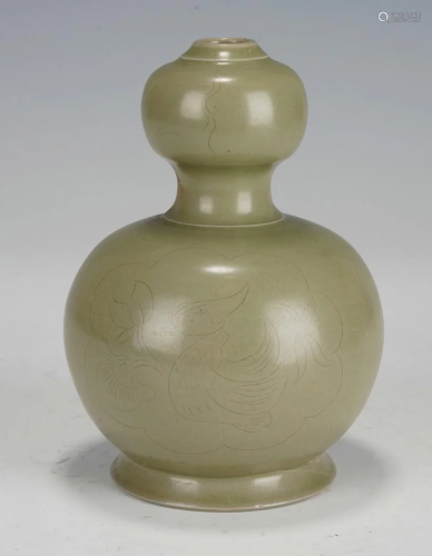 Chinese Celadon Engraved Phoenix Double Gourd Vase