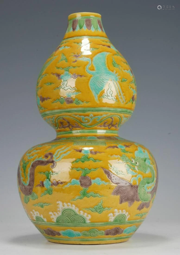 Chinese Qing Dynasty Sancai Dragon Double Gourd Vase