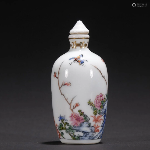 A Delicate Famille-rose Snuff Bottle