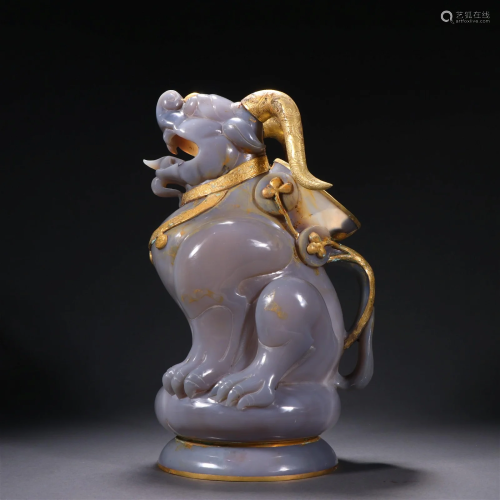 A Rare and Top Agate Inlaid Gold Beast Ornament