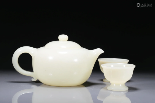 A Fabulous Imperial White Jade Teapot With Two Teacups