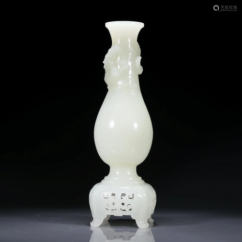 A Wonderful White Jade 'Dragon' Vase