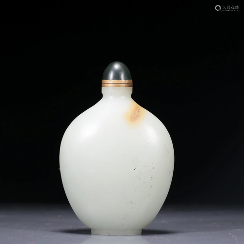 An Excellent White Jade Snuff Bottle