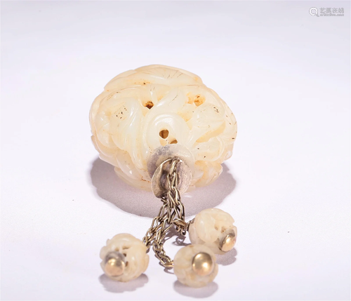 An Exquisite White Jade 'Bird& Flower' Pendant