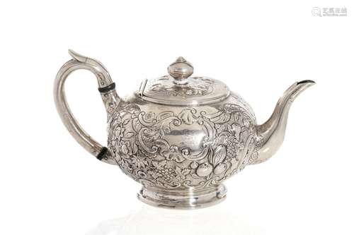 GEORGE III IRISH SILVER TEAPOT, 537g