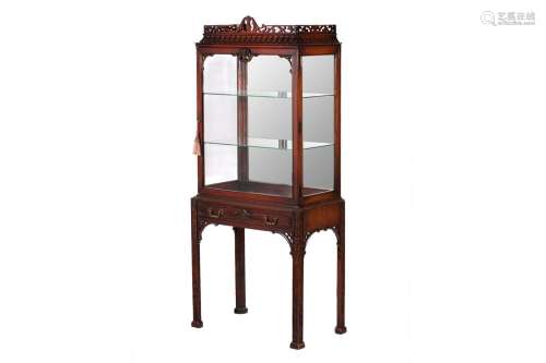 ENGLISH CHIPPENDALE STYLE MAHOGANY CURIO CABINET