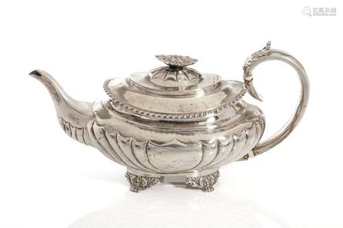 GEORGE IV ENGLISH SILVER TEAPOT, 570g