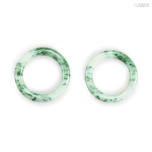 A pair of jadeite bangles, 20th century 二十世纪 天然翠玉手镯...