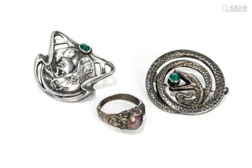 TWO ART NOUVEAU STERLING SILVER BROOCHES, 14g