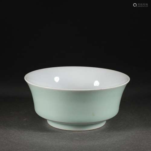 Green Glaze Horizontal-legged Bowl