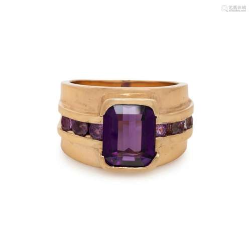 YELLOW GOLD AND AMETHYST RING