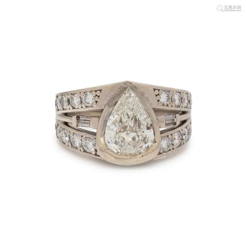 WHITE GOLD AND DIAMOND RING