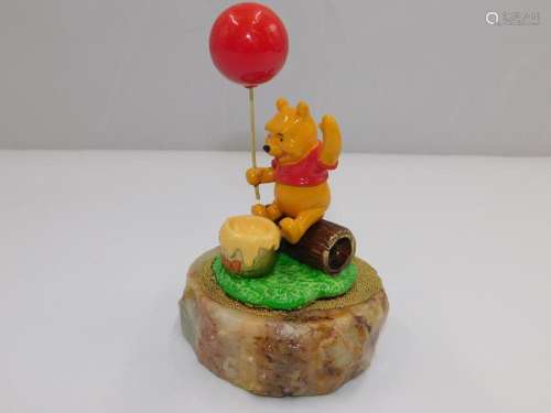 Disney Ron Lee Winnie the Pooh with Honey Pot Figurine